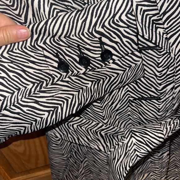 Cabi zebra trench coat. Size XS. *Worn once—amazing quality - Picture 11 of 11